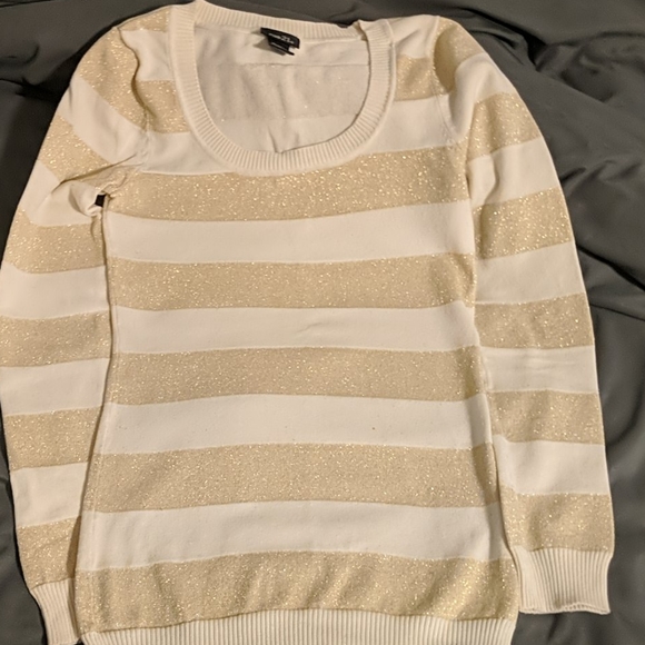 Gold Sweater - Picture 3 of 5